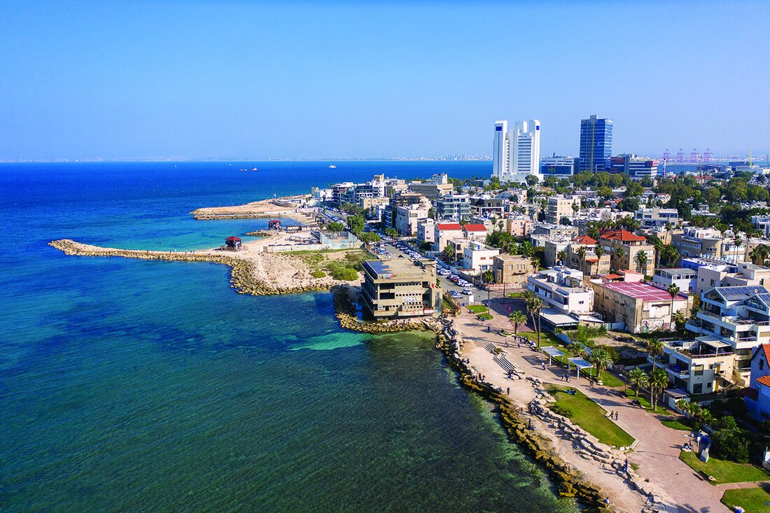 מבט אווירי על חוף בת גלים, חיפה — מצוק, מגדלי הים ומפרץ חיפה